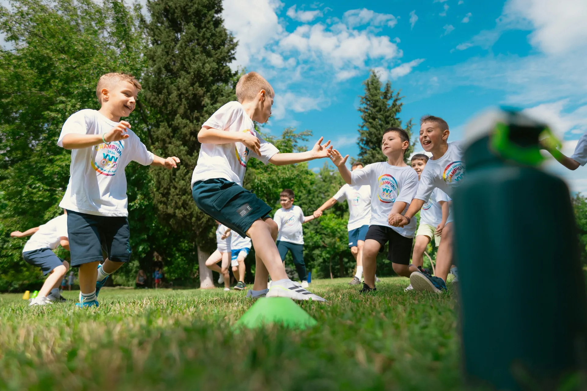 Kinder spielen gemeinsam auf einer Wiese.